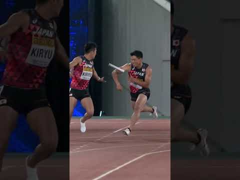 How did he even catch that 👀 #Japan #relay #running