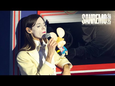 Sanremo 2025 - Lucio Corsi con Topo Gigio cantano &quot;Nel blu, dipinto di blu&quot;