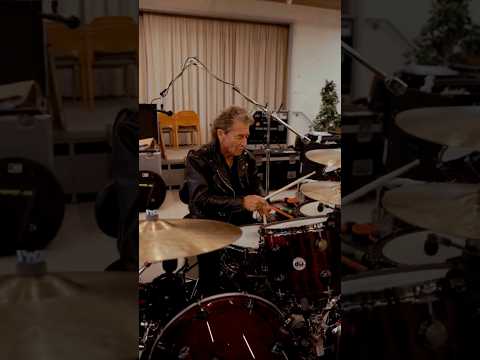 Peter Maffay testet Instrumente seiner Bandkollegen